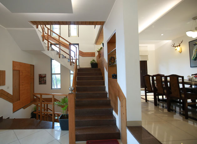 timbuk-too-kasauli-best-price-accommodation-art-decor-interior-upstairs
