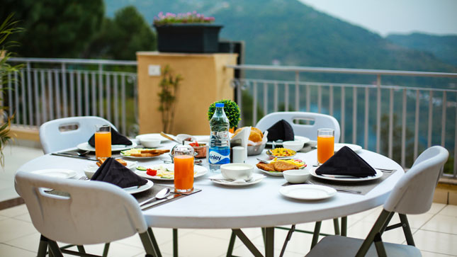 timbuk-too-kasauli-best-price-accommodation-rooms-villa-with-valley-facing-dining-restaurant-eating-points-in-kasauli